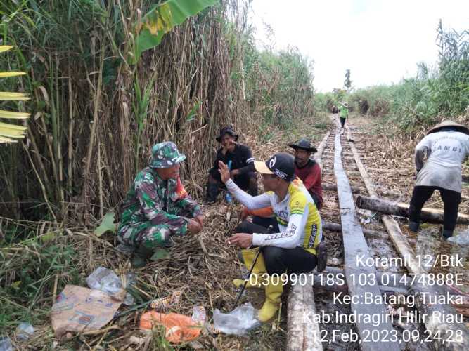 Babinsa Lancarkan Akses Jalan Desa dengan Gotong Royong