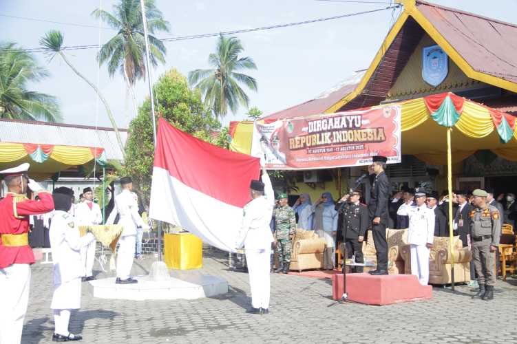 Kecamatan Tembilahan Hulu menggelar upacara peringatan Hari Ulang Tahun Republik Indonesia (HUT RI) ke-80 dengan khidmat