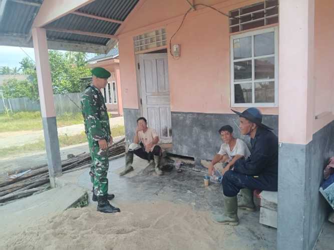 Babinsa Kelurahan Sungai Beringin Sampaikan Pesan Kesehatan kepada Pekerja Buruh Harian Lepas