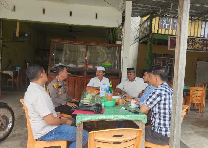 Kapolsek Kempas Ngopi Bareng dengan Tokoh Masyarakat, Sampaikan Pilkada Damai.