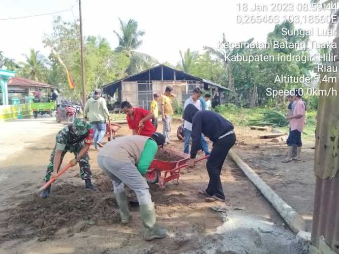 Persiapkan Kunjungan UAS,Babinsa Lakukan Pembersihan Masjid