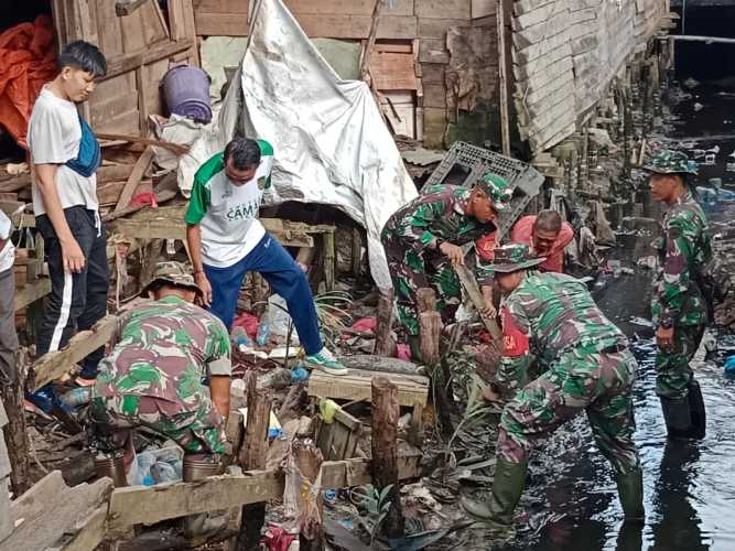 HJK Tahun 2023, Personil Koramil Pulau Burung Lakukan Aksi Tanggulangi Banjir