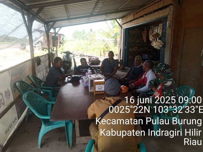 Babinsa Koramil 11/Pulau Burung Tingkatkan Silaturahmi dan Kebersamaan di Desa Manunggal Di  Lebaran Idul Adha 1446 H