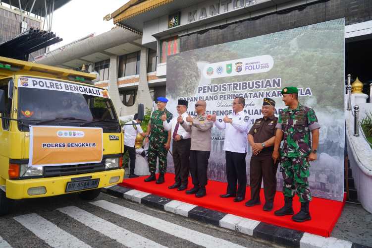 Pendistribusian Plang Larangan di Areal Karhutla, Riau Perkuat Komitmen Pencegahan Kebakaran Hutan dan Lahan