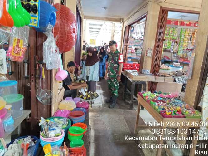 Babinsa Serda Ronald Manalu Patroli Keamanan Pasar Kayu Jati