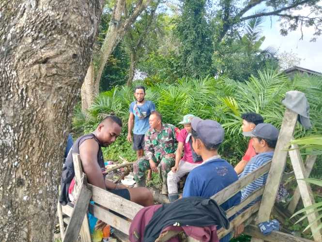 Jelang Lebaran, Babinsa Koramil 01/Tbh Gelar Komsos di Kampung Pancasila