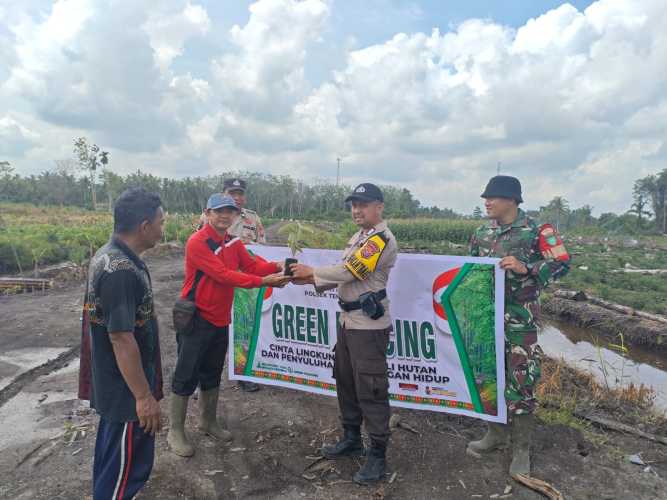 Babinsa Pulau Palas Bersama Personil Polsek Gelar Program Green Policing