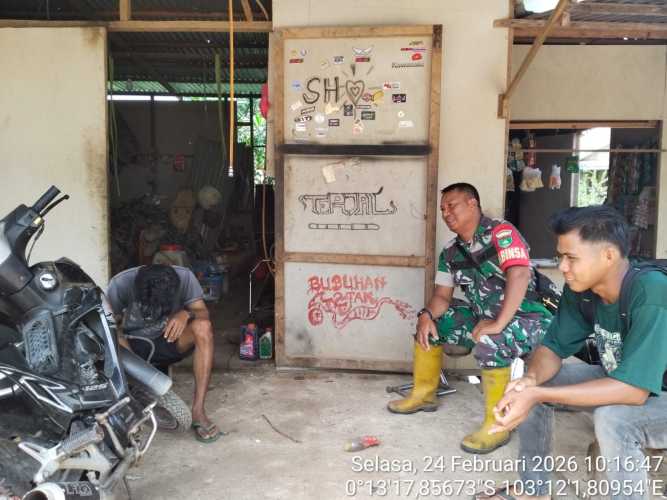 Babinsa Sungai Dusun Sertu Pernando Ajak Warga Jaga Kebersihan Lingkungan di Bulan Ramadhan