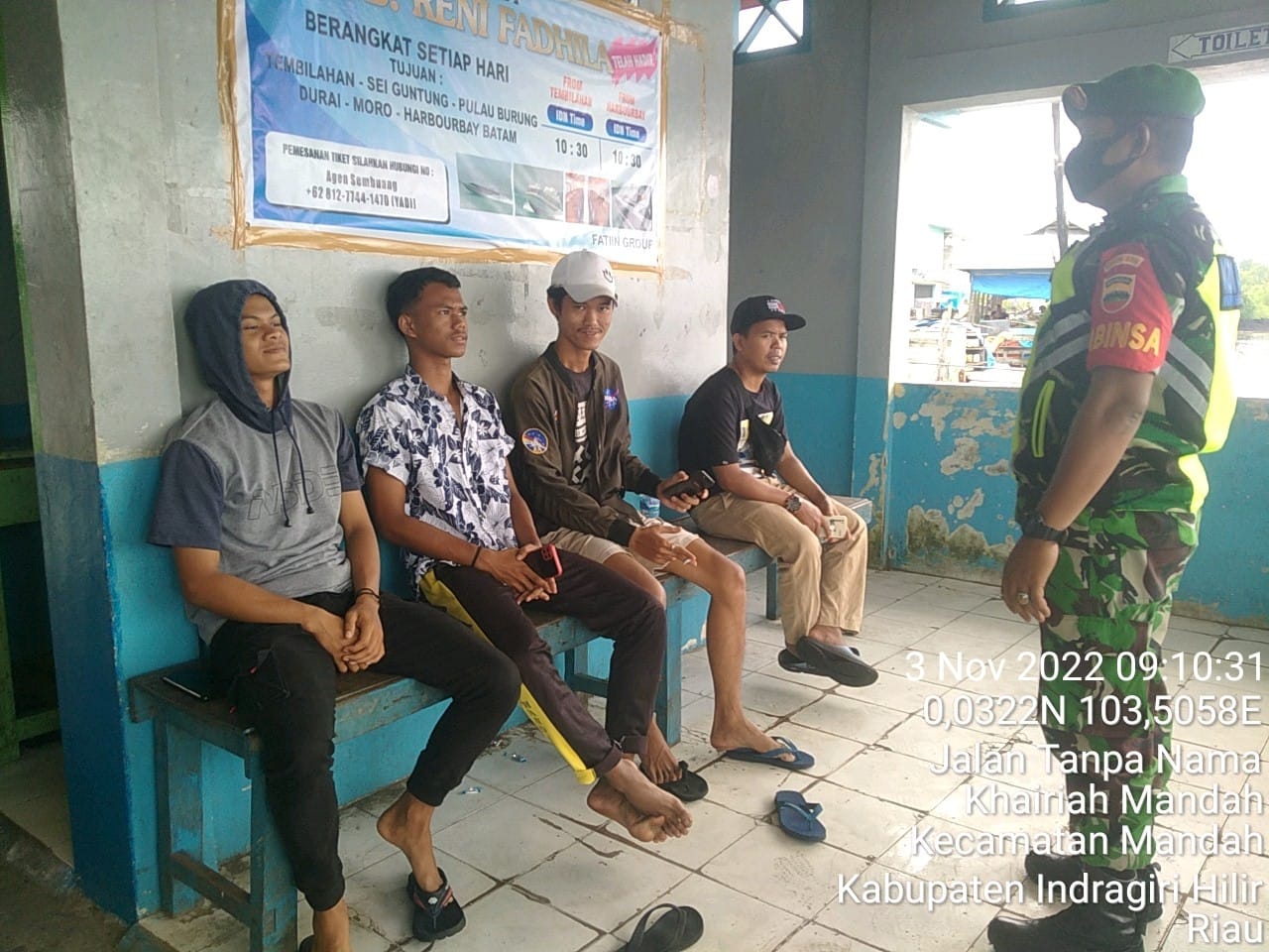 Serda Jimi Faisal Babinsa Koramil 08/Mandah Kodim 0314/Inhil Jaga Kondisi Protokes di Kawasan Pelabuhan