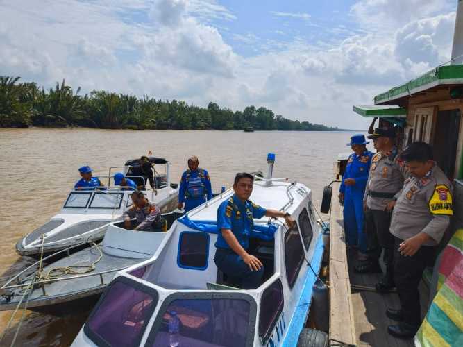 Kapolsek GAS Lakukan Pencairan Korban Yang Tenggelam di Perairan