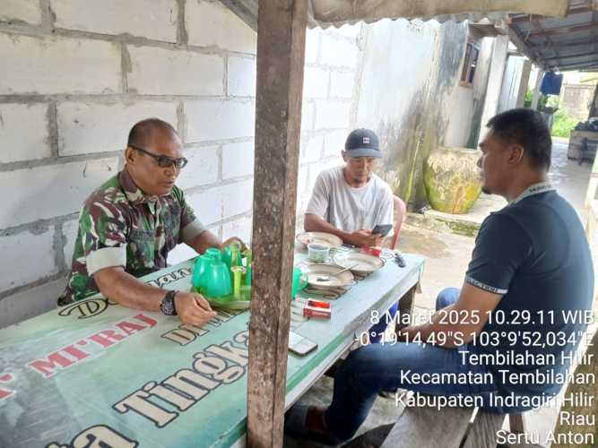 Babinsa Tembilahan Hilir Laksanakan Komsos di Warung Kopi Jalan Prof. M. Yamin