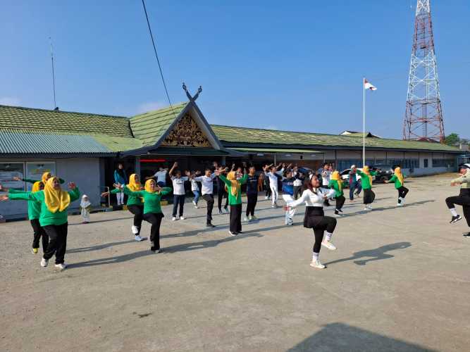 Tingkatkan Kinerja dan Imunitas, Pegawai Lapas Tembilahan Gelar Senam Bersama dan Bagikan Suplemen