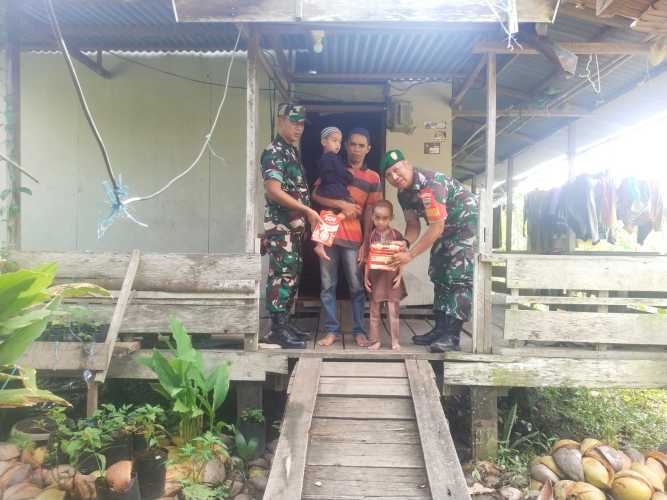 Penanganan Stunting, Sertu Pernando Sitompul dan Koptu Sihabudin Berikan Bantuan
