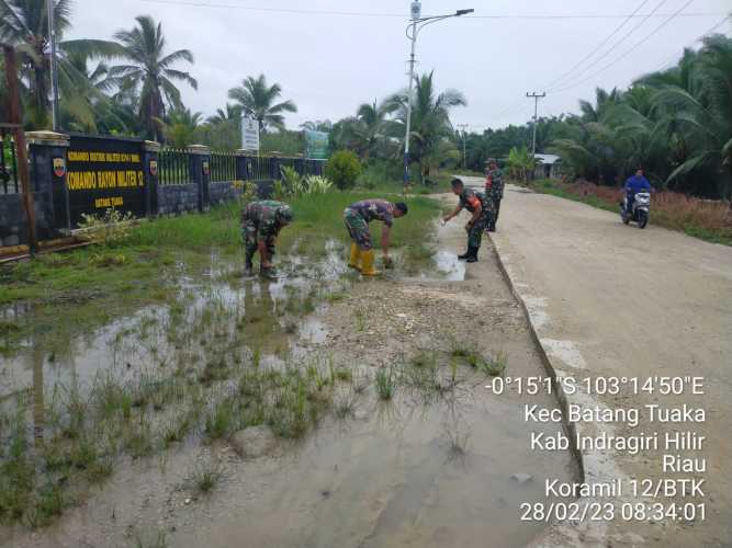 Anggota Koramil 12/Batang Tuaka Melaksanakan Pembersihan Pangkalan di Makoramil 12/Batang Tuaka