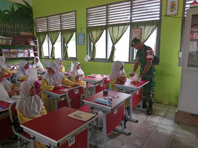 Babinsa Serda Ronal Manalu Dampingi dan Salurkan MBG ke 6 Sekolah dan 4 Posyandu