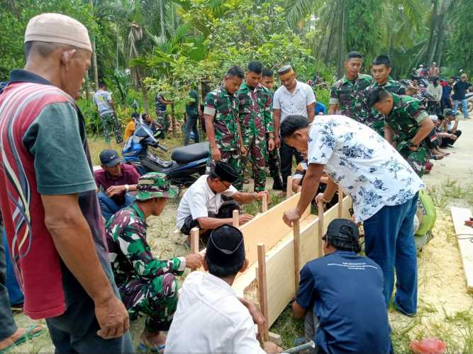 Aksi Sosial Tanpa Pamrih Terus Saja digelorakan oleh Anggota Satgas TMMD