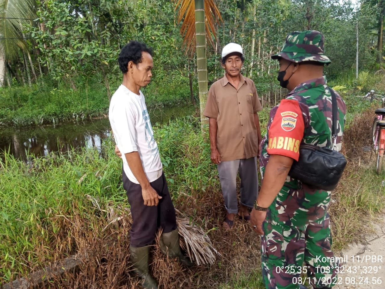 Serda Yulihendra Babinsa Koranil 11/Pulau Burung Mengendalilkan Potensi Karhutlah