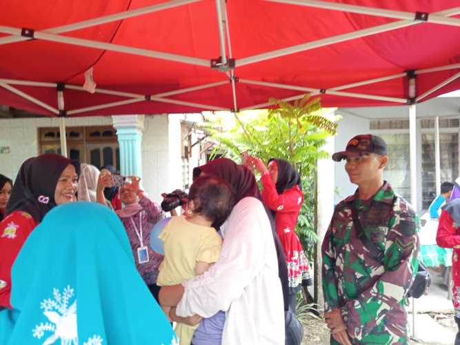 Babinsa Serda Ronal Manalu Aktif Dampingi Posyandu Serentak, Dukung Percepatan Penurunan Stunting di Indragiri Hilir