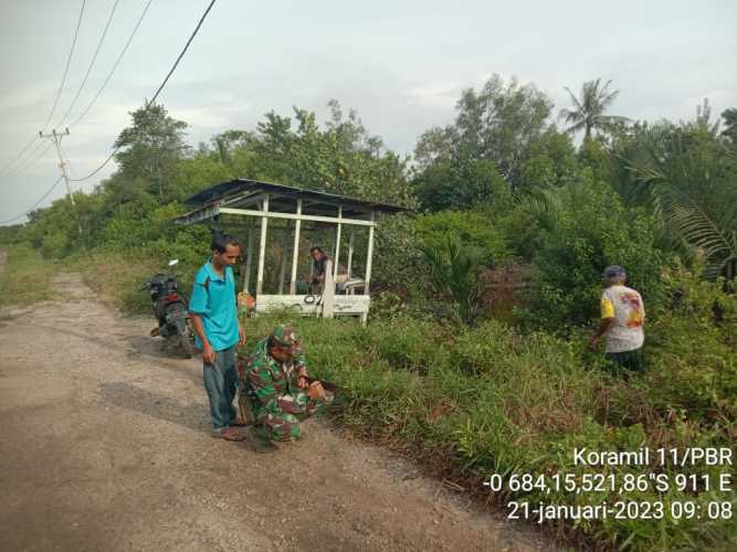 Babinsa Perbaiki Jalan Poros di Perbatasan Desa