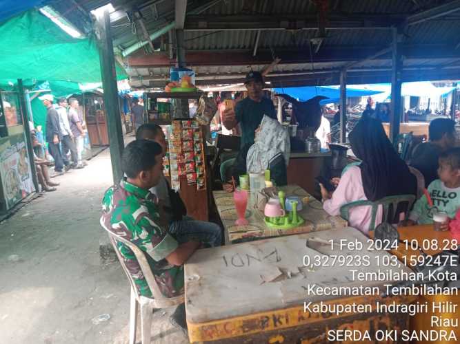 Sambil Laksanakan Komsos, Serda Oki Sandra Cek Kenaikan Harga Sembako di Pasar Tembilahan