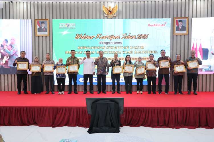 Bangun Motivasi Jajaran, Sekjen Kementerian ATR/BPN Beri Penghargaan kepada Satker Pengelola Kearsipan Terbaik