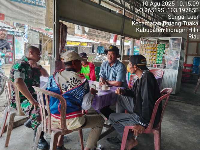 Babinsa Koramil 12/BTK Kodim 0314/Inhil Gencarkan Komsos, Tekankan Kebersihan Lingkungan di Desa Sungai Luar
