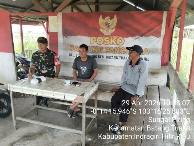 Babinsa Koramil 12/Batang Tuaka Implementasikan Nilai Pancasila Melalui Komsos di Desa Sungai Piring