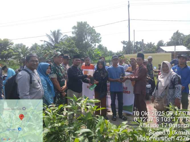 Camat Batang Tuaka Membagikan  Bibit Tanaman Perkarangan dan Pelestarian Lingkungan di Desa Gemilang Jaya