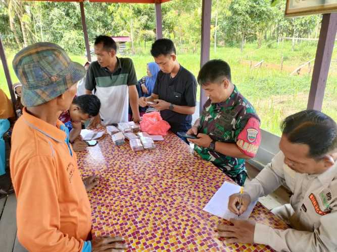 Babinsa Sungai Intan Dampingi Penyaluran Bantuan PKH