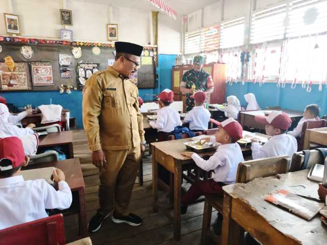 Babinsa Serda Miskal Salurkan 5.528 Porsi Makan Bergizi Gratis di Wilayah Binaannya