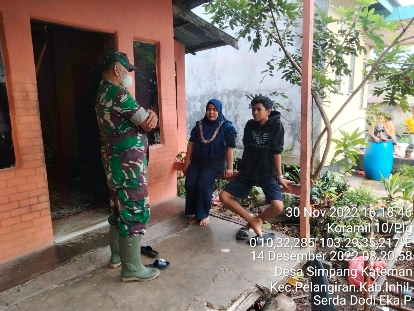 Serda Dodi Eka Putra  Lakukan Pengecekan Pemakaian Masker