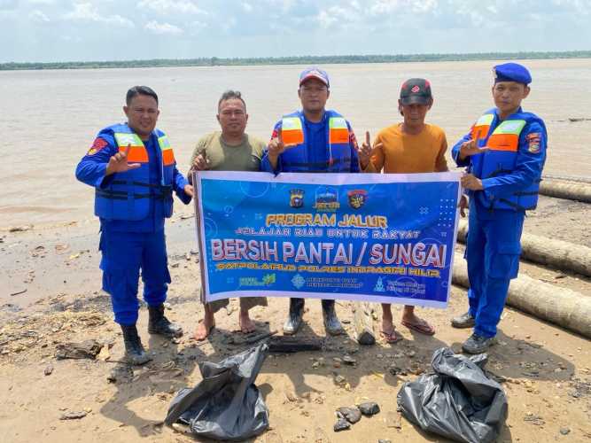 Satpolairud Polres Indragiri Hilir Laksanakan Program JALUR Bersih Pantai/Sungai di Parit 20 Tembilahan