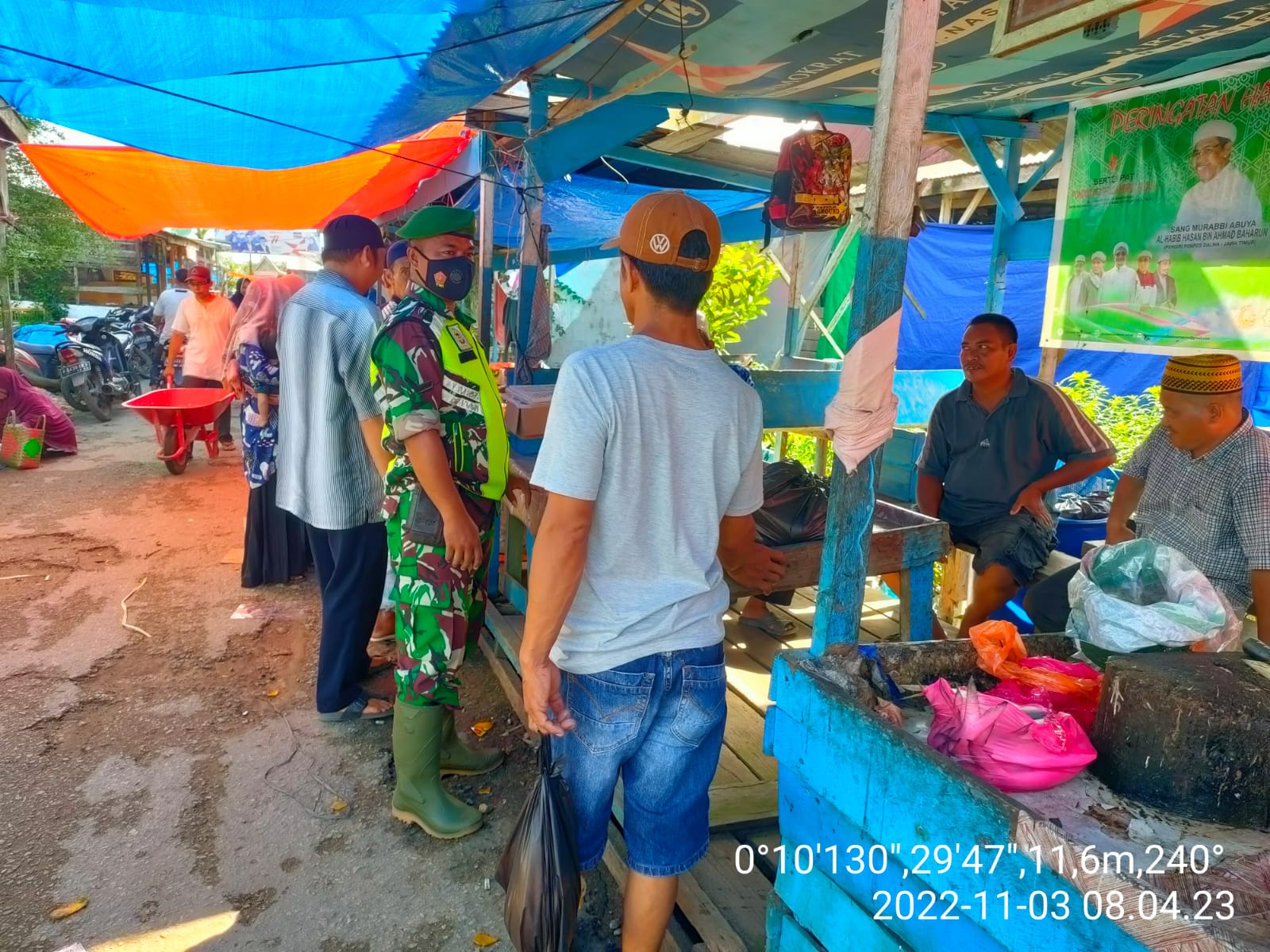 Serda Candra Bastian Babinsa Koramil 10/Pelangiran Menata Protokes di Kawasan Pasar