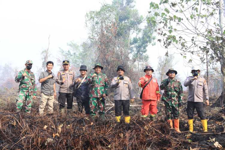 Kapolres inhil beserta dandim inhil turun langsung pemadaman karhutla di bayas jaya, 10 hektar lahan terbakar
