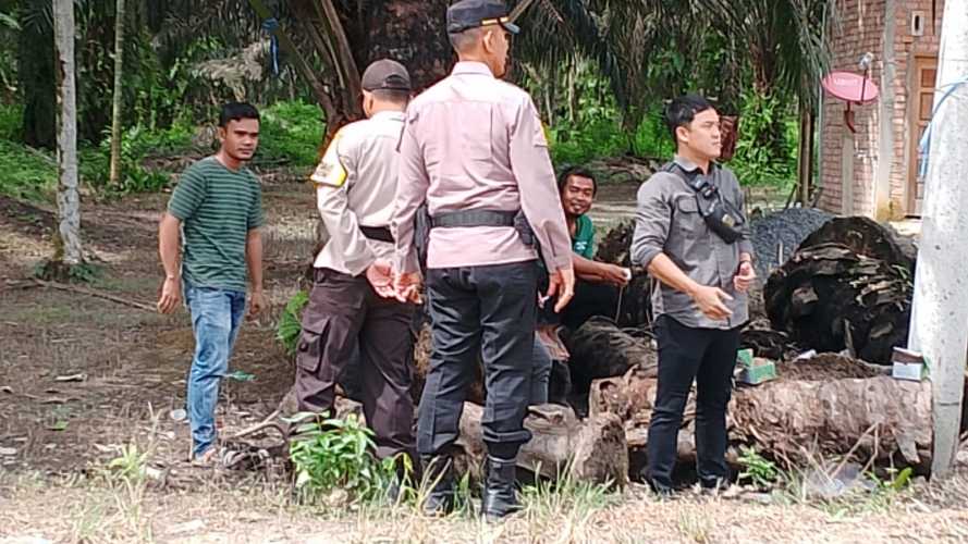 Dengan menempuh Waktu Satu Jam dan Kondisi Jalan Yang Licin,Personil Polsek Kemuning Gelar Cooling System di Dua Desa