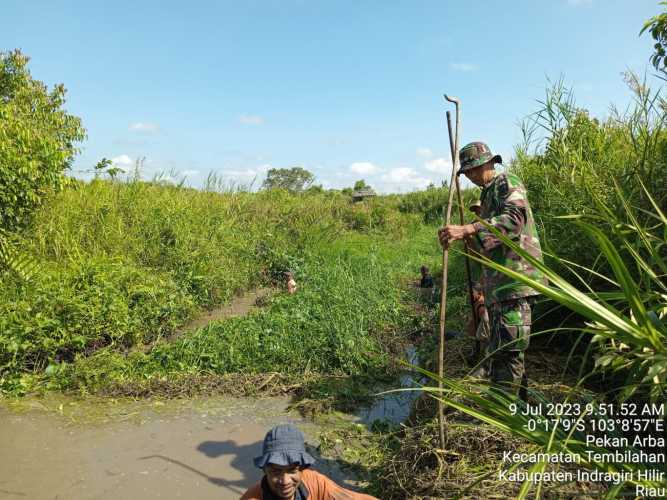 Babinsa Sungai Beringin Genjot Penyelesaian Pembersihan Paret Lewat Goro