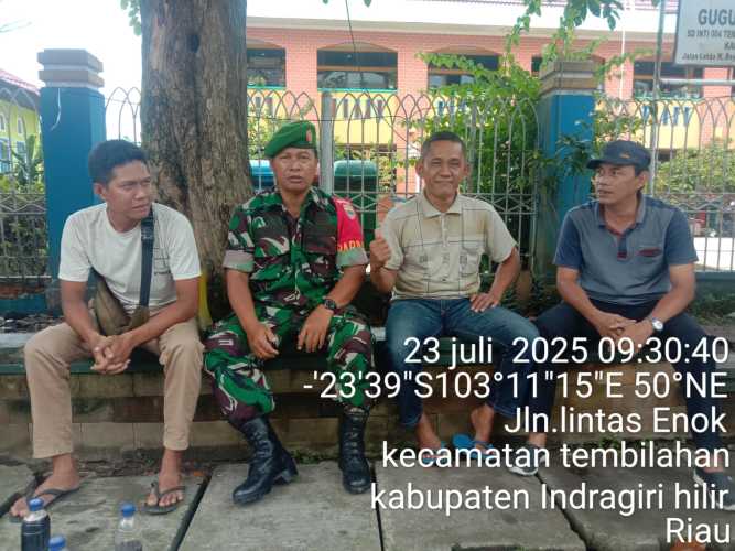 Babinsa Koramil 01/Tembilahan Kodim 0314/Inhim Lakukan Komsos, Sampaikan Pesan Kamtibmas dan Kebersihan