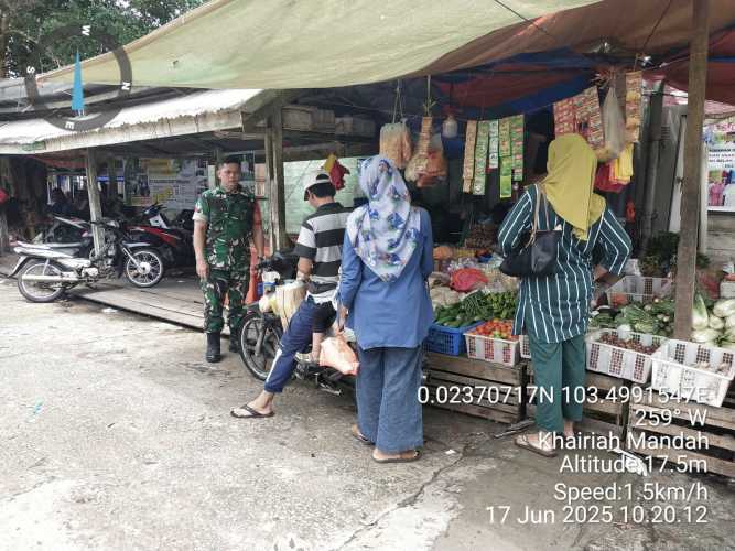 Babinsa Desa Bente Jaga Ketertiban Pasar Tradisional Melalui Komsos