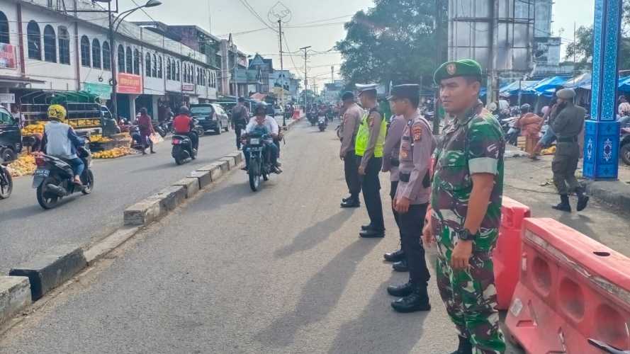 H+7 lebaran, Babinsa Bersama Personil Lainnya Atur Lalu Lintas Mudik