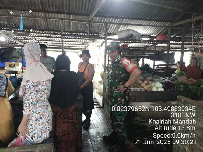Babinsa Desa Bente Pantau Stabilitas Harga Pasar Tradisional untuk Jaga Ketahanan Ekonomi Warga