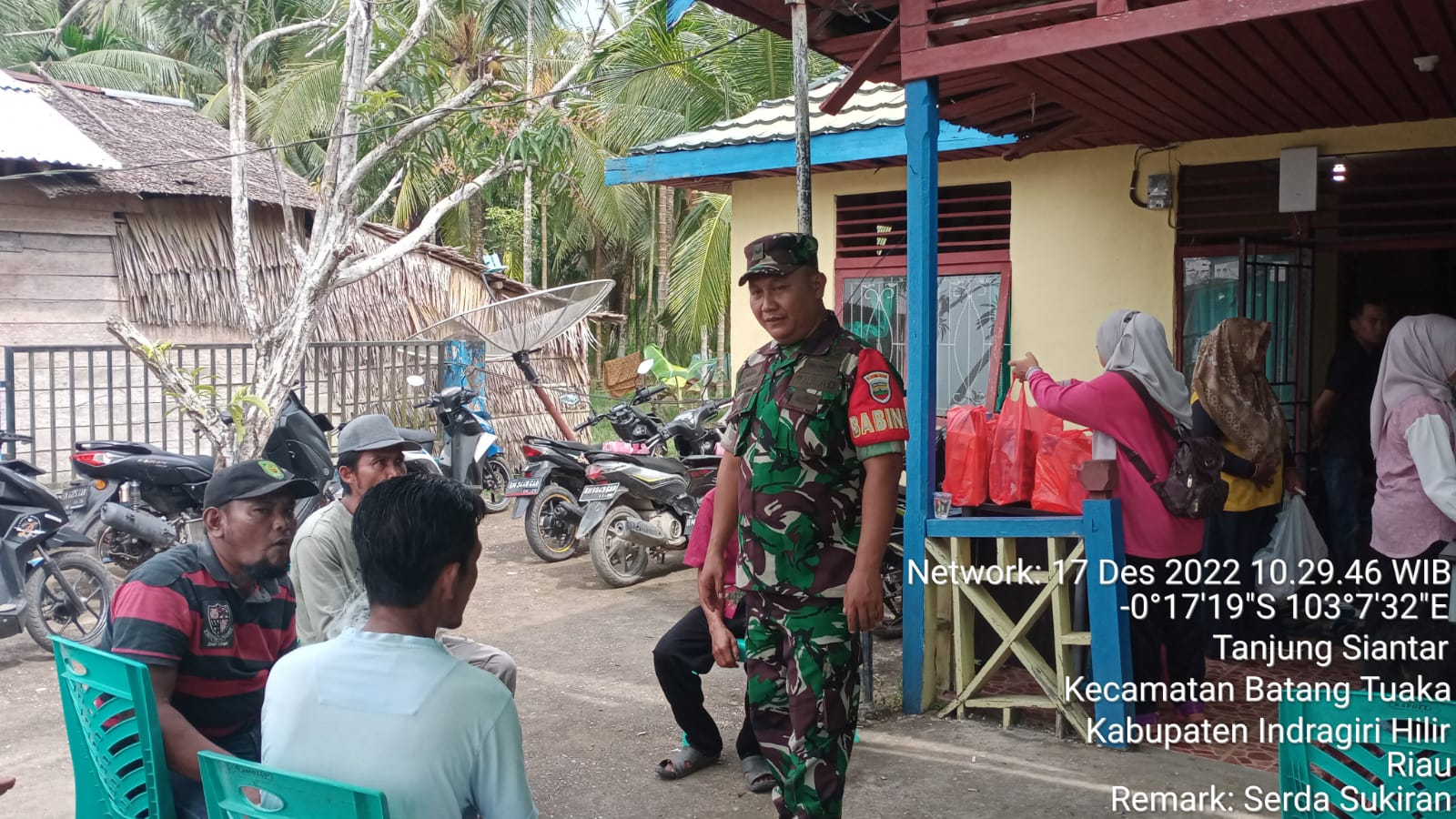 Babinsa Sungai Rawa Tetap Menjaga keasrian Lingkungan Setempat