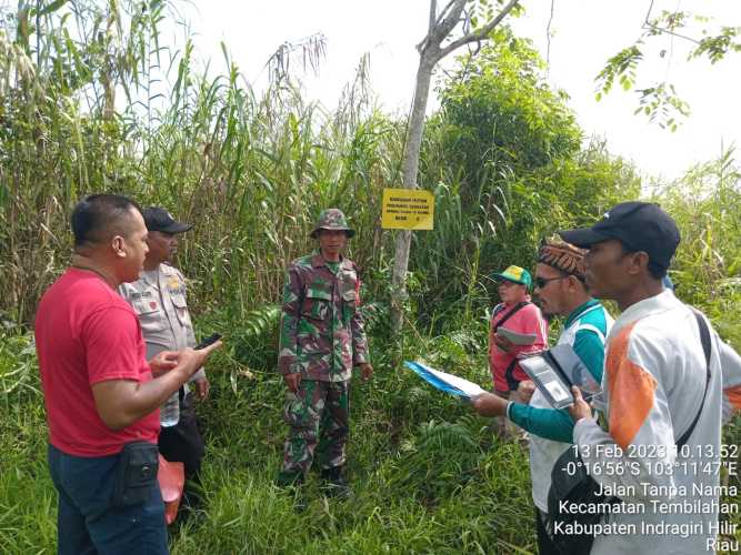 Serda Deni bersama Aparat kelurahan Kehutanan Tentukan zona Hutan produksi