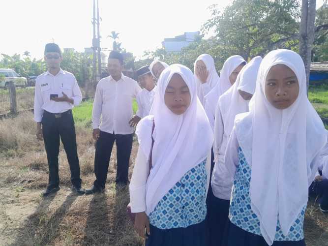 MTs Hj. Zubaidah Ikuti Perayaan Hari Kemerdekaan di Halaman Kantor Camat Reteh