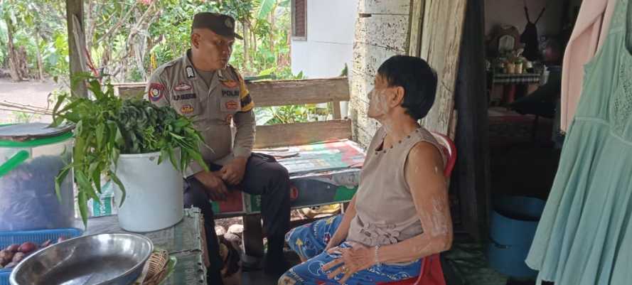 Bhabinkamtibmas Pulau Burung  Optimalkan Door To Door System untuk Jaga Kamtibmas di Desa Bukit Sari Intan Jaya