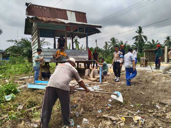 Personil Polsek Kempas bantu Warga Bangun Pos Ronda, Ciptakan Pemilu Damai 2024.