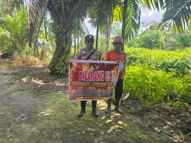 Bhabinkamtibmas Polsek Pelangiran Laksanakan Sosialisasi Hijau dan Patroli Karhutla
