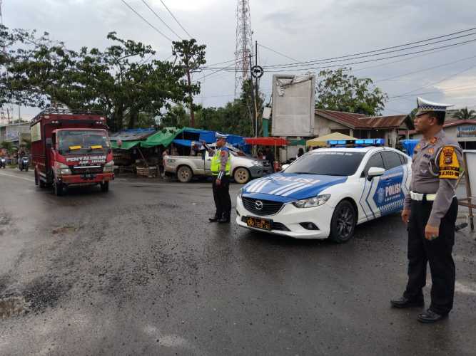 Sat Lantas Polres Inhil Alihkan Arus Lintas Tembilahan - Pekanbaru