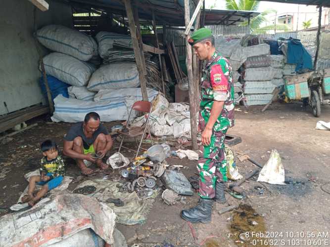 Sertu Deni Sutrisno Datangi Pedagang Rongsokan Dalam Komsosnya