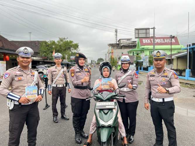 Sampai hari ke Tujuh Operasi Keselamatan Lancang Kuning,  sudah 105 Helm SNI kita bagikan kepada Masyarakat pengguna jalan di Tembilahan.