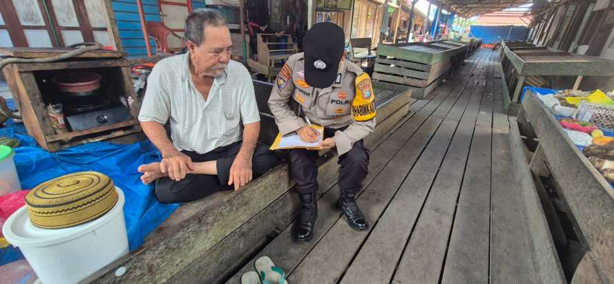 Bhabinkamtibmas Polsek Pelangiran Gencarkan Door to Door System untuk Penguatan Harkamtibmas di Desa Tagagiri Tama Jaya